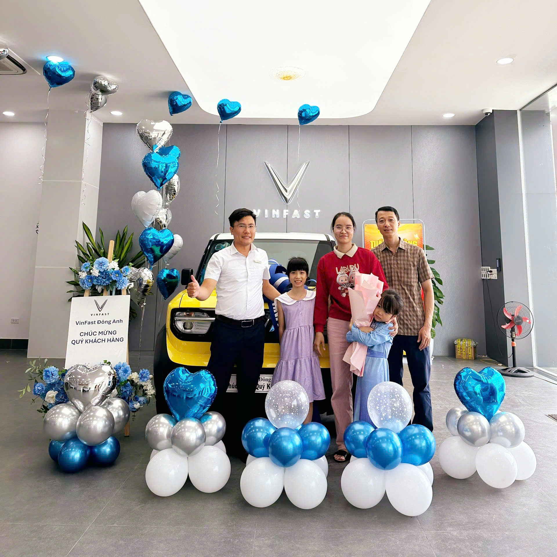 VinFast Đ&ocirc;ng Anh b&agrave;n giao xe VF 3 đến tay kh&aacute;ch h&agrave;ng 