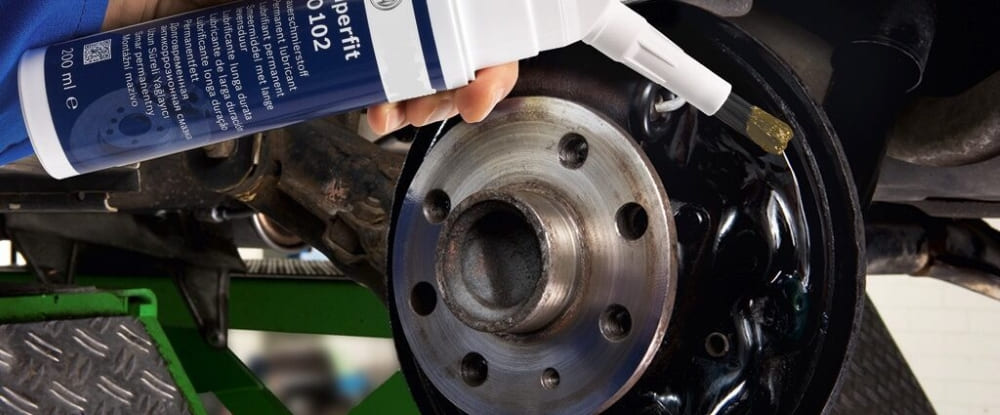 B&ocirc;i mỡ l&ecirc;n phanh gi&uacute;p có tác dụng loại bỏ ti&ecirc;́ng k&ecirc;u của h&ecirc;̣ th&ocirc;́ng phanh trong quá trình di chuy&ecirc;̉n 