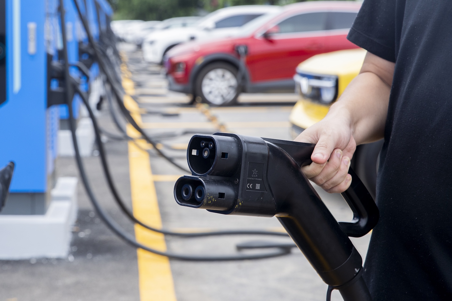 C&aacute;ch ph&acirc;n biệt trụ sạc AC v&agrave; DC nhanh ch&oacute;ng 