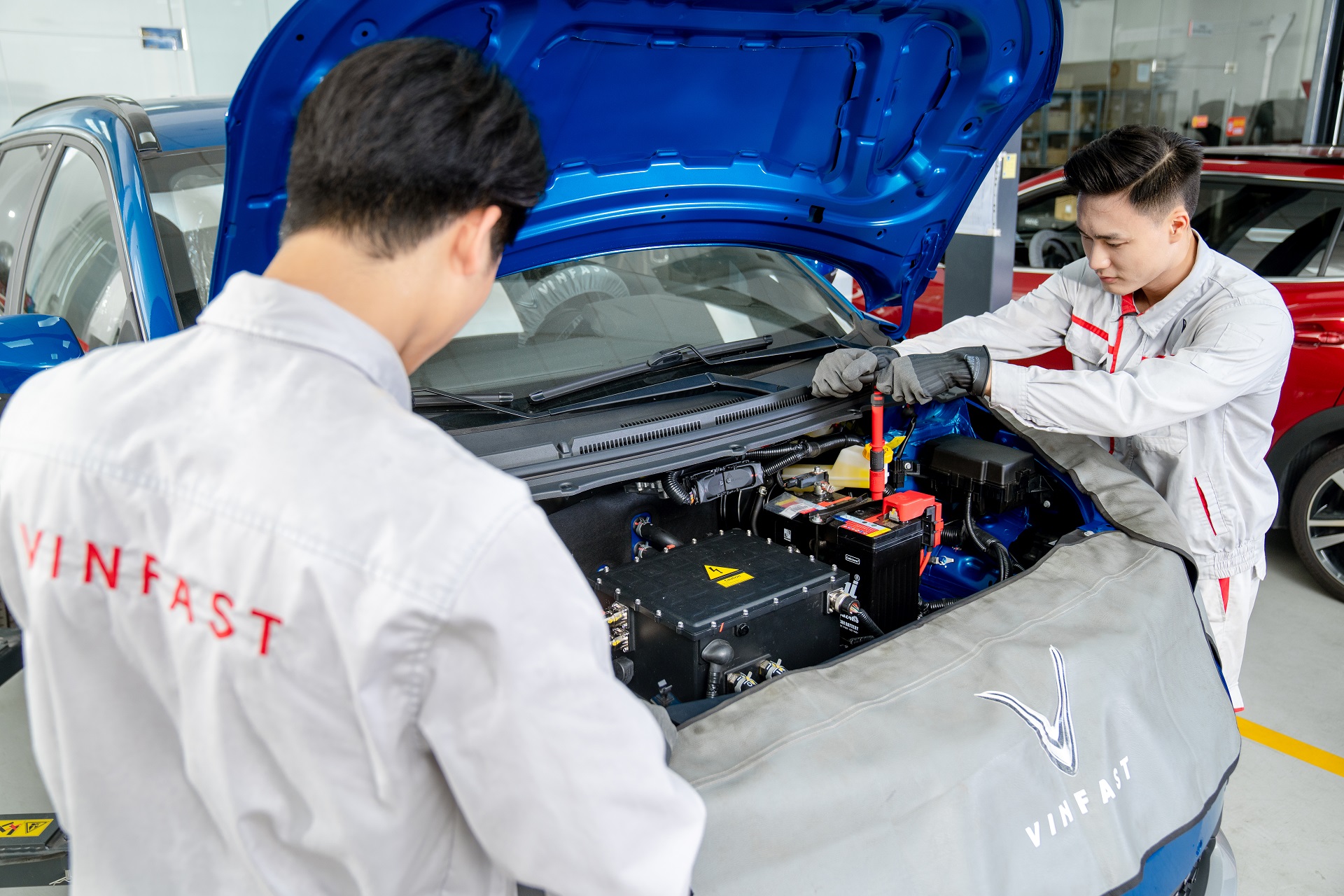 Chi ph&iacute; bảo dưỡng &ocirc; t&ocirc; điện VinFast tối ưu hơn xe xăng 