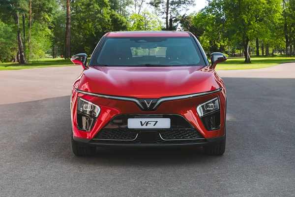 Đầu xe với dải đèn chữ V đặc trưng