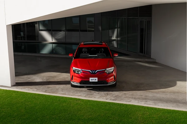 Đầu xe với dải đèn Led chữ V