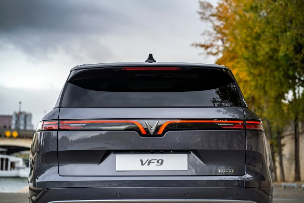 Ngoại thất nổi trội với dải đèn LED chữ V