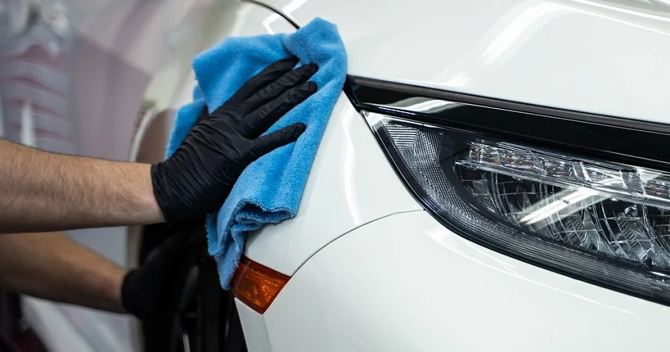 Sử dụng khăn Microfiber để lau xe ô tô