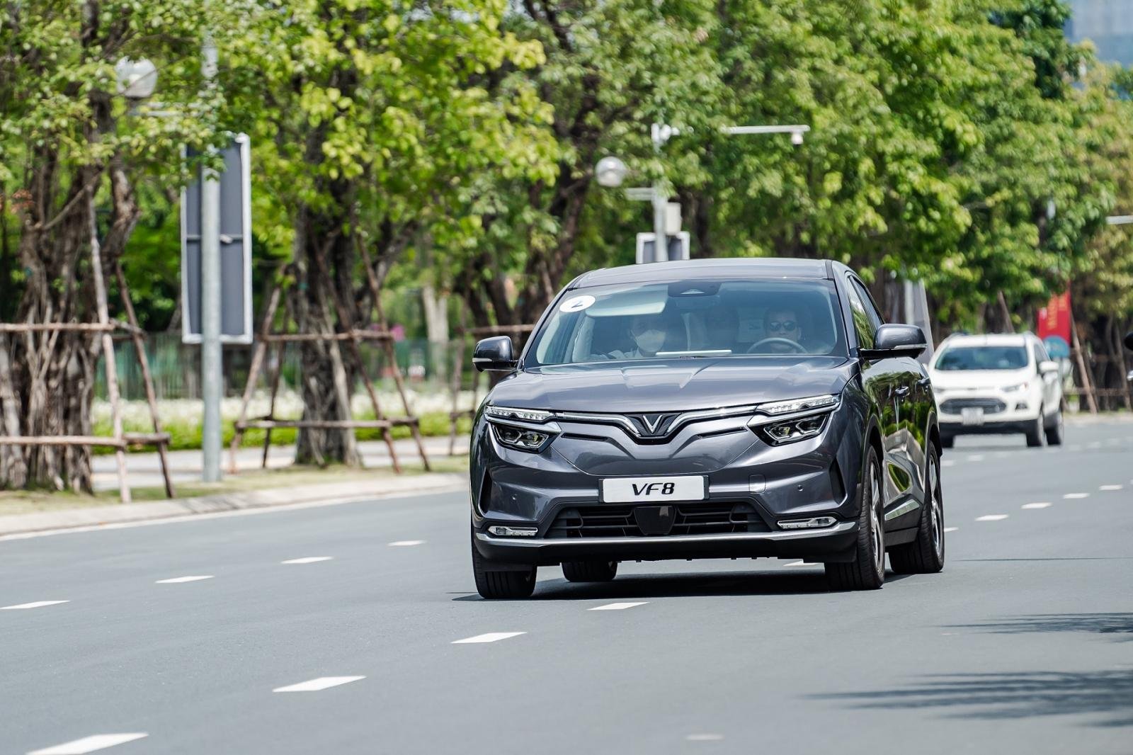 VinFast VF8 sạc bao l&acirc;u th&igrave; đầy?