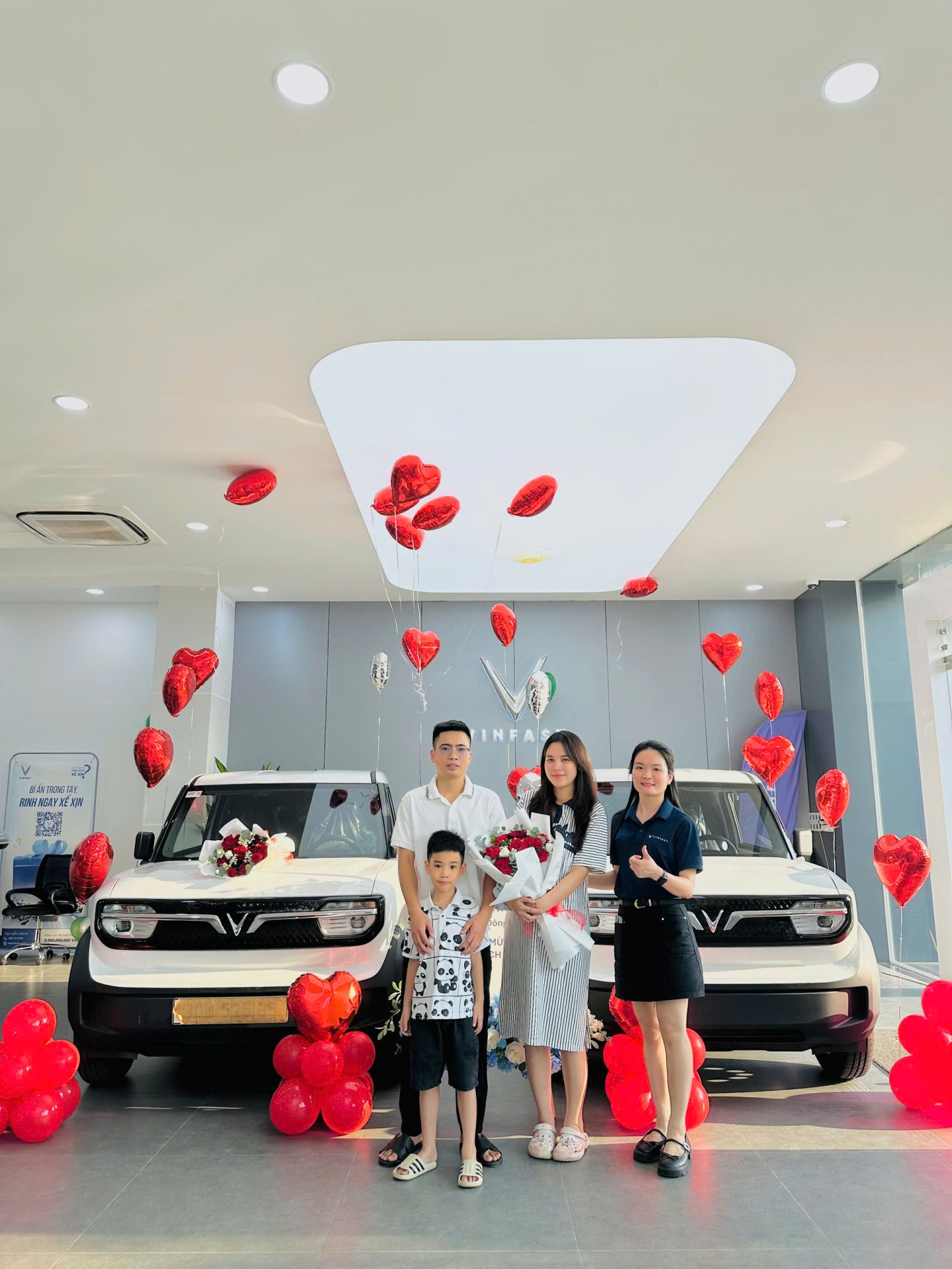 VinFast Đ&ocirc;ng Anh li&ecirc;n tục b&agrave;n giao xe đến tay kh&aacute;ch h&agrave;ng 