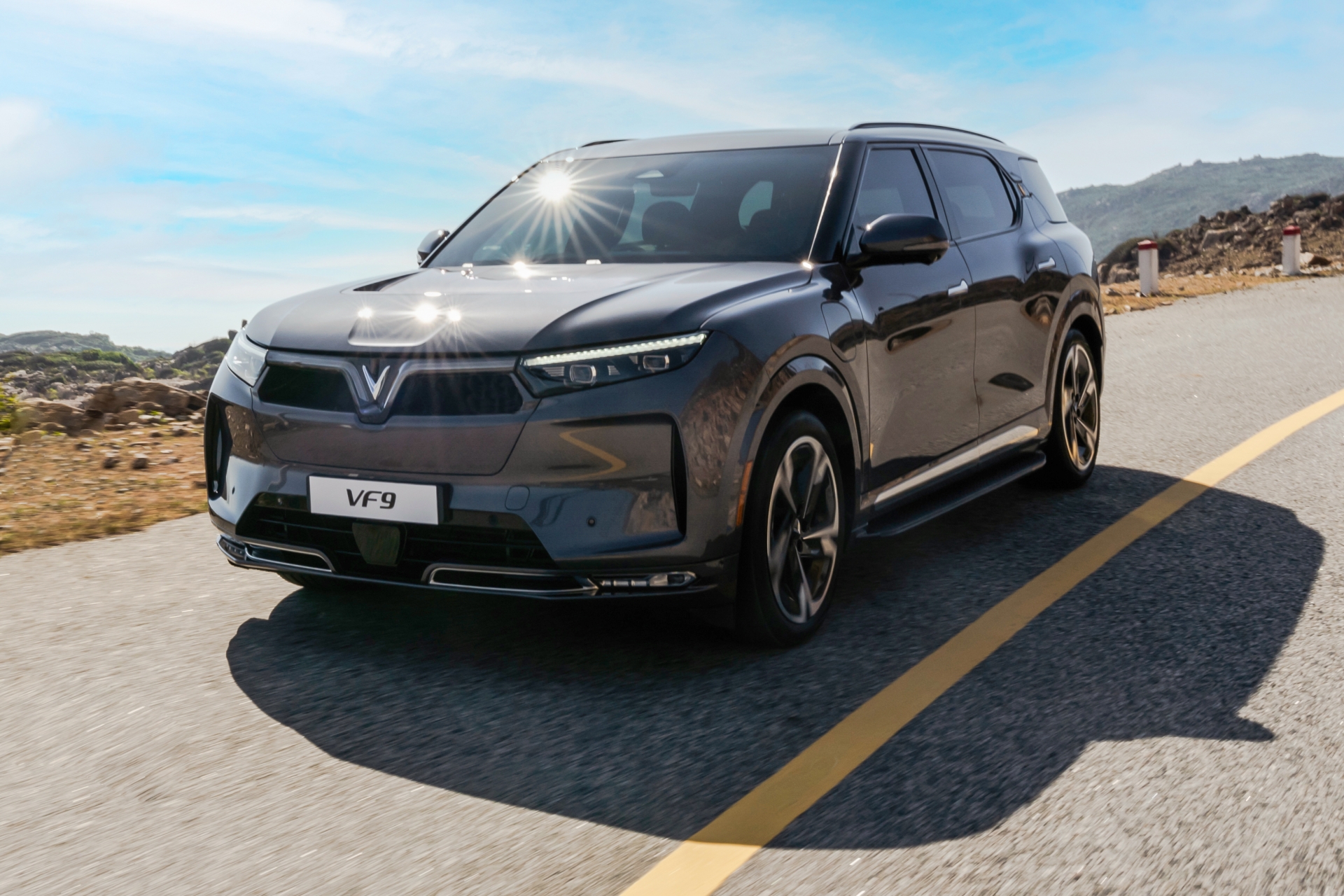 VinFast VF 9 được trang bị t&iacute;nh năng cảnh b&aacute;o phương tiện cắt ngang 