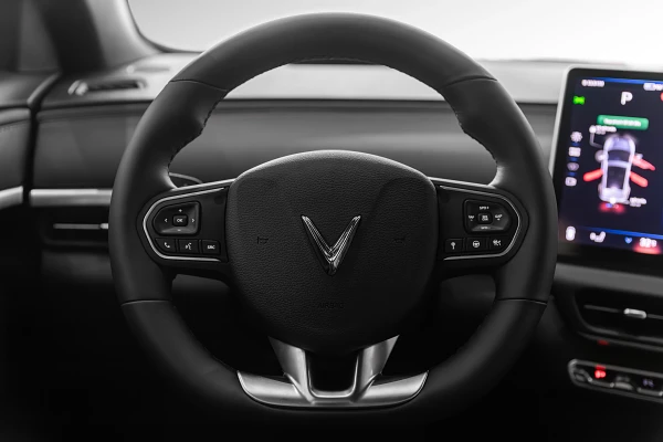 Vô lăng VF 6 được tích hợp nút bấm tiện ích