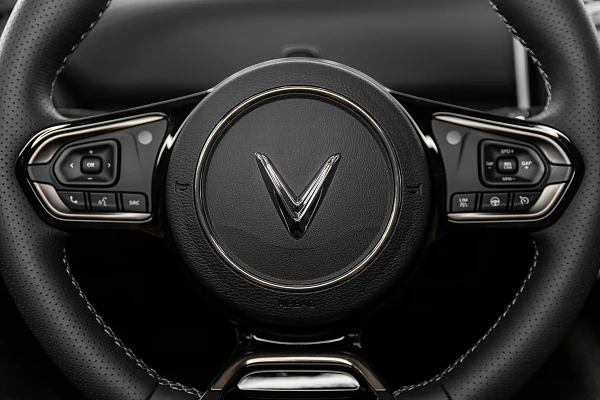 Vô lăng trên VinFast VF 8 được tích hợp nút bấm tiện ích